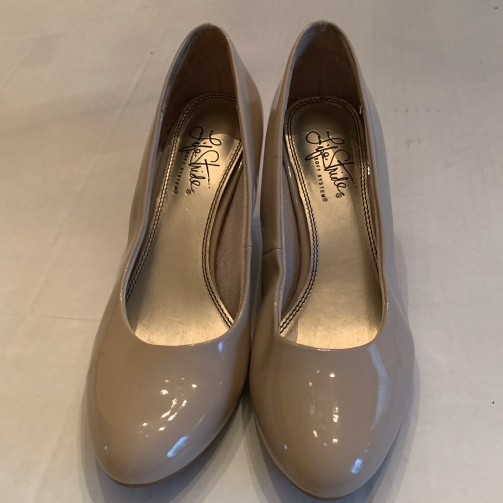 EUC Life Stride Parigi Soft System 2 1/2” dress pumps nude